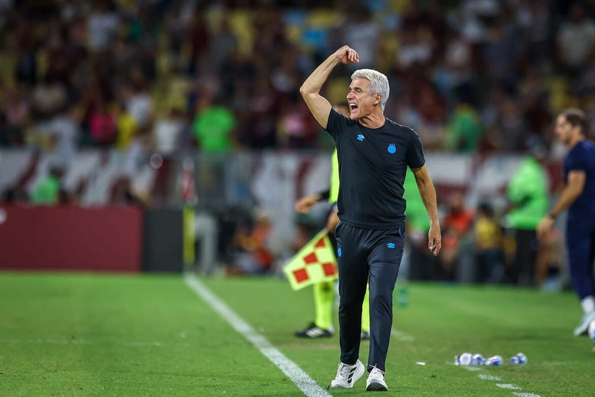Após vitória sobre o Botafogo, Luís Castro faz alerta ao Grêmio: 'Ainda há um longo caminho pela frente'