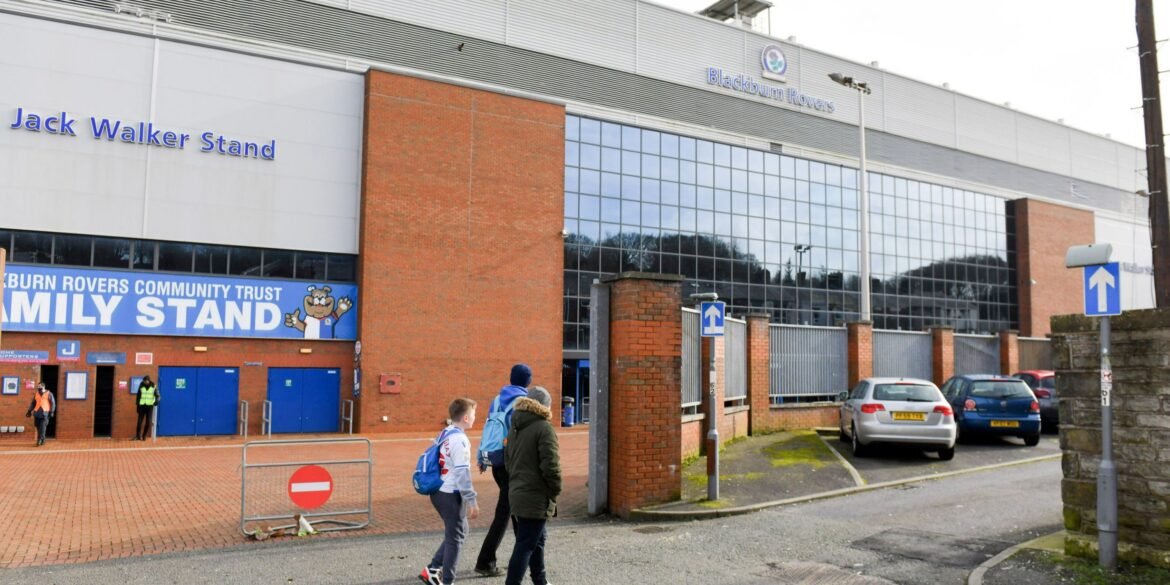 Blackburn aponta treinador do Forest Green Rovers, Robbie Savage, como principal alvo para gestão