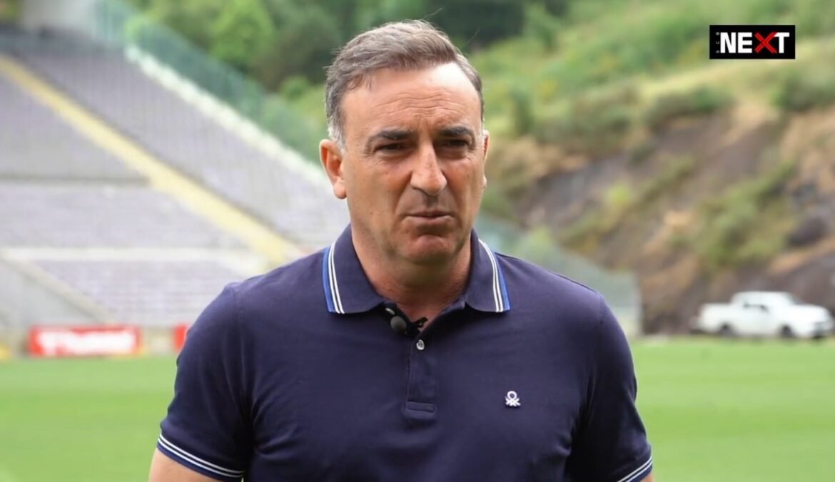Carlos Carvalhal não aceita proposta do Atlético e equipe continua a procura por treinador internacional.