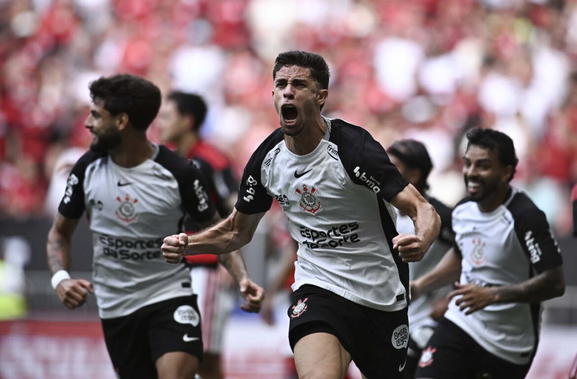 Corinthians conquista a Supercopa Rei em vitória emocionante sobre o Flamengo, marcada por polêmicas no VAR e uma expulsão inusitada