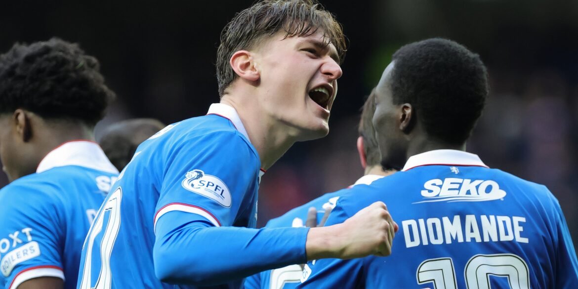 Desempenho decepcionante de Ibrox culmina em saída do jogador após estreia de Naderi no Rangers