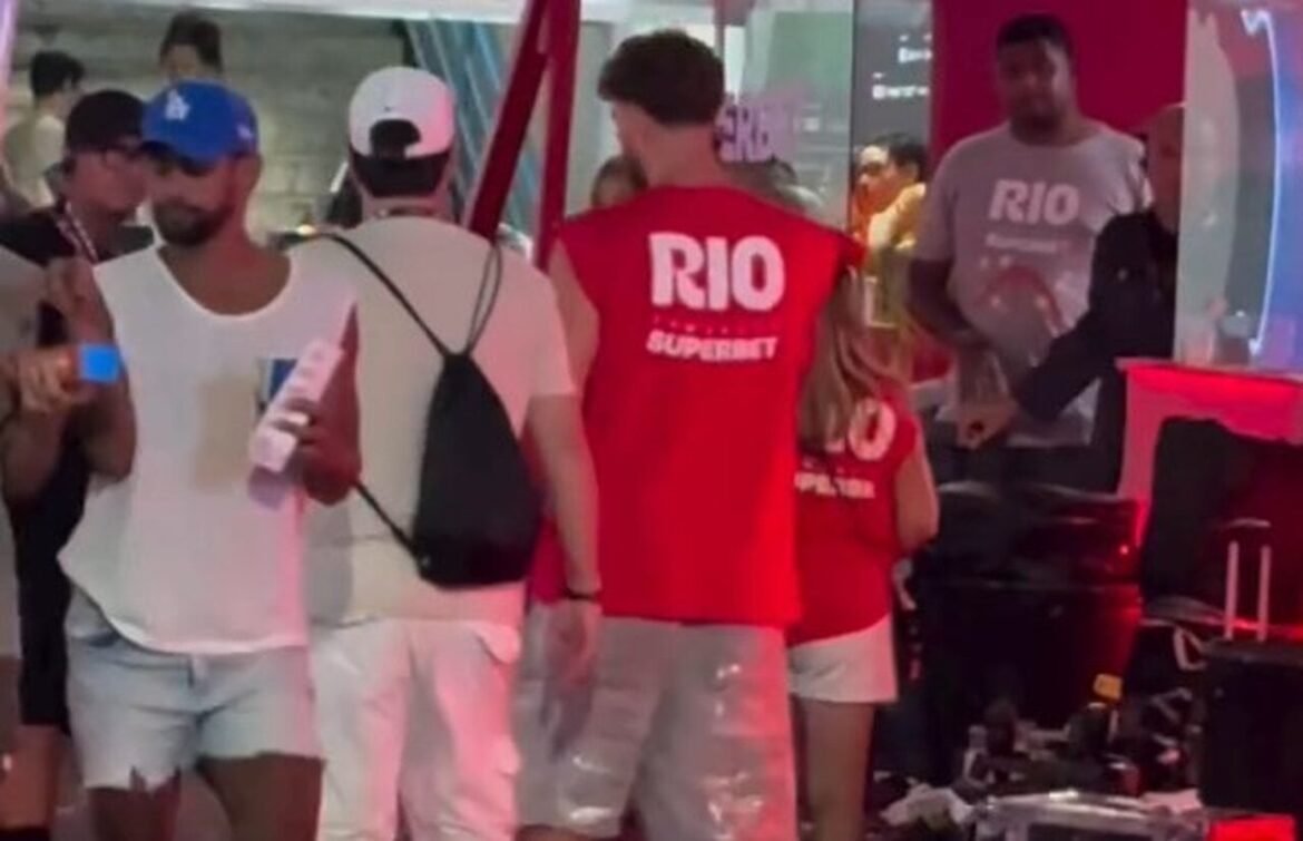 Jogadores do Flamengo Celebram Classificação no Cariocão com Desfiles na Sapucaí
