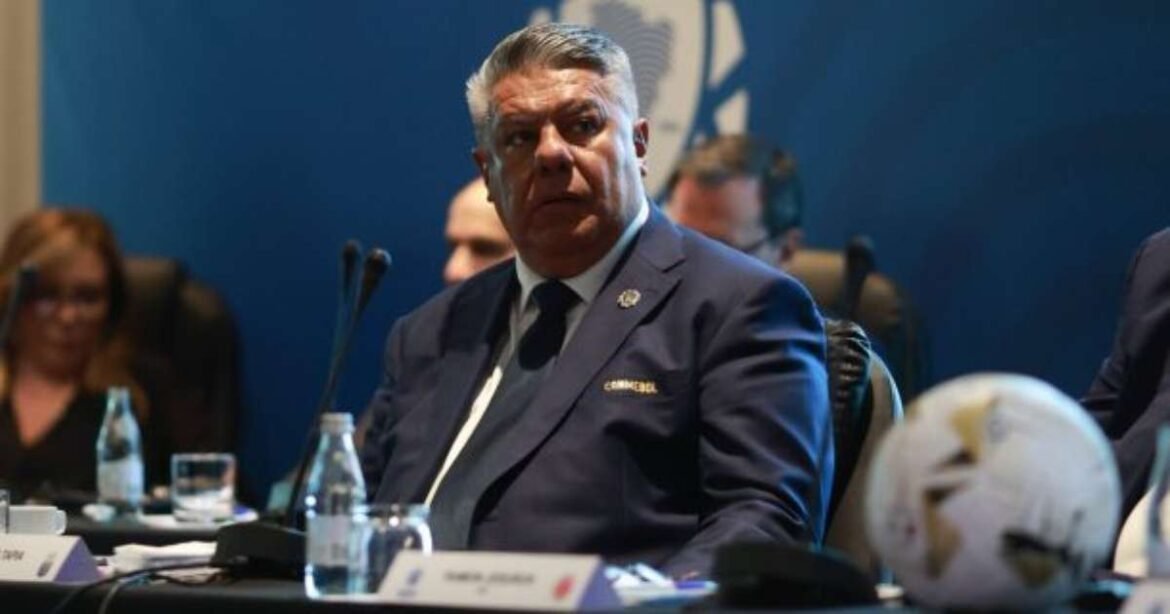 Justiça da Argentina proíbe presidente da AFA de deixar o país