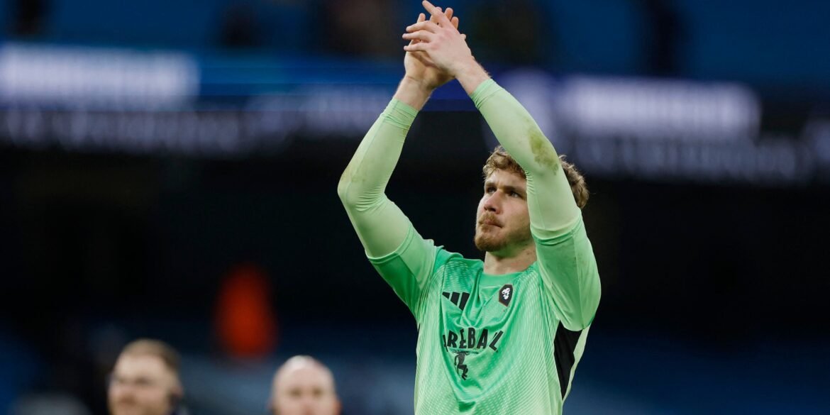 Leeds envia olheiros para observar Matty Young em partida contra o Manchester City na Copa da Inglaterra