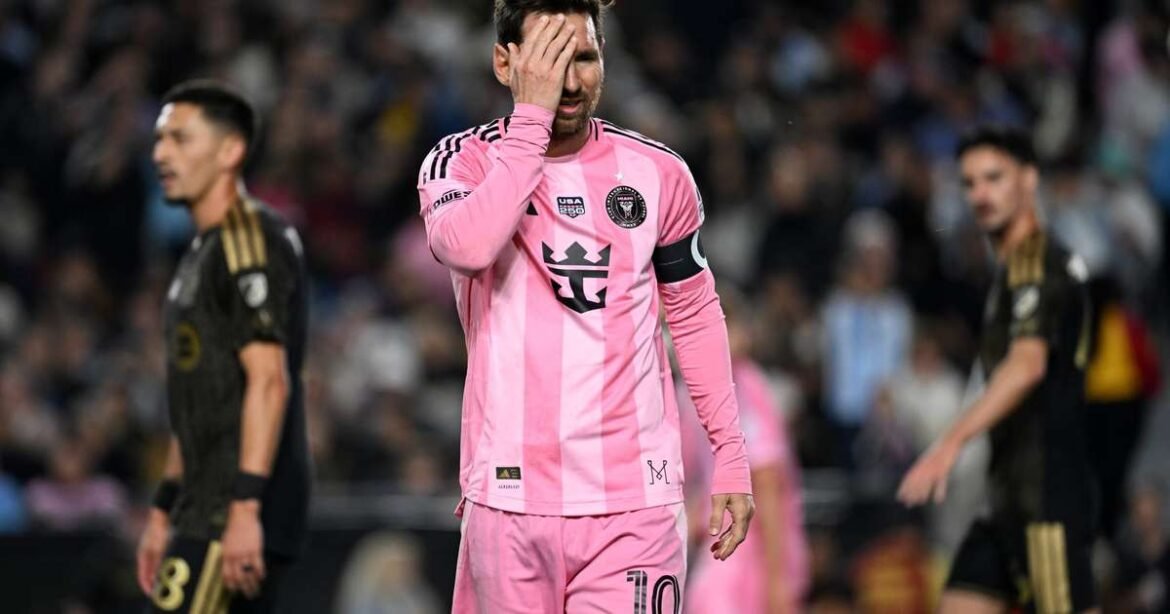 Messi se descontrola e tenta entrar no vestiário, mas é contido por Suárez após derrota na MLS; confira