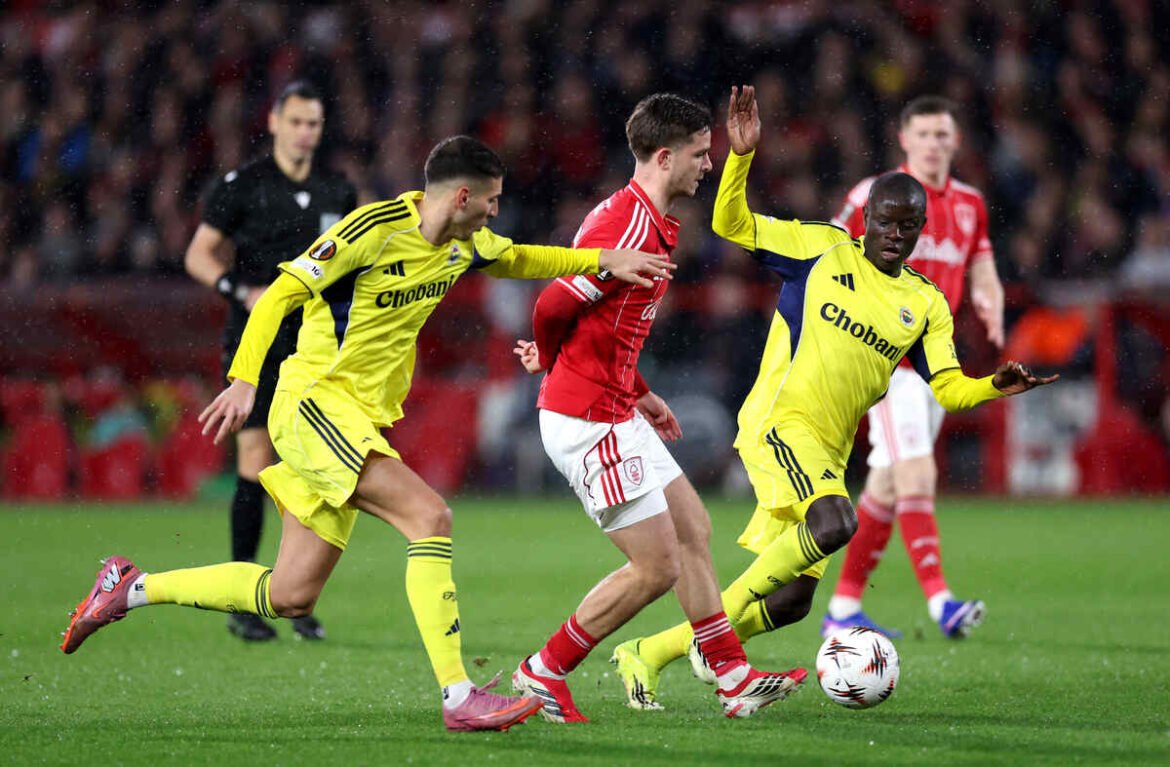 Nottingham Forest é derrotado pelo Fenerbahçe em casa, mas garante vaga nas oitavas de final da Liga Europa