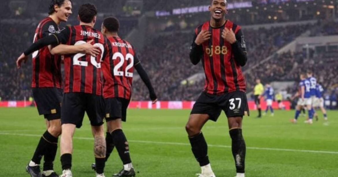 Treinador do Bournemouth elogia desempenho de Rayan: "Teve uma atuação excelente"