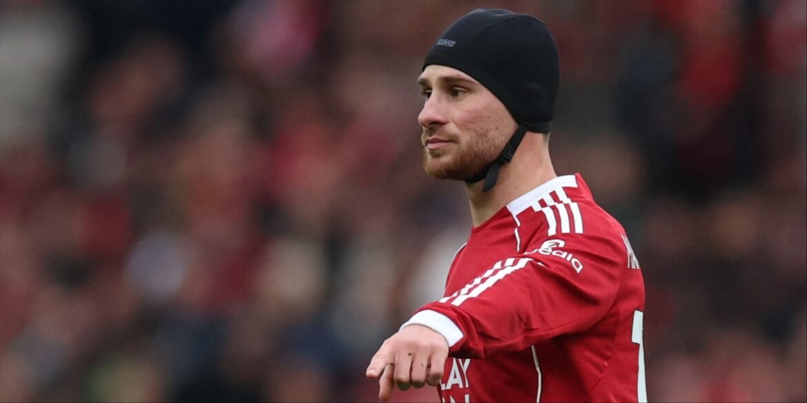 Adam Wharton, talento da base do Anfield, pode encerrar a trajetória de Mac Allister no Liverpool