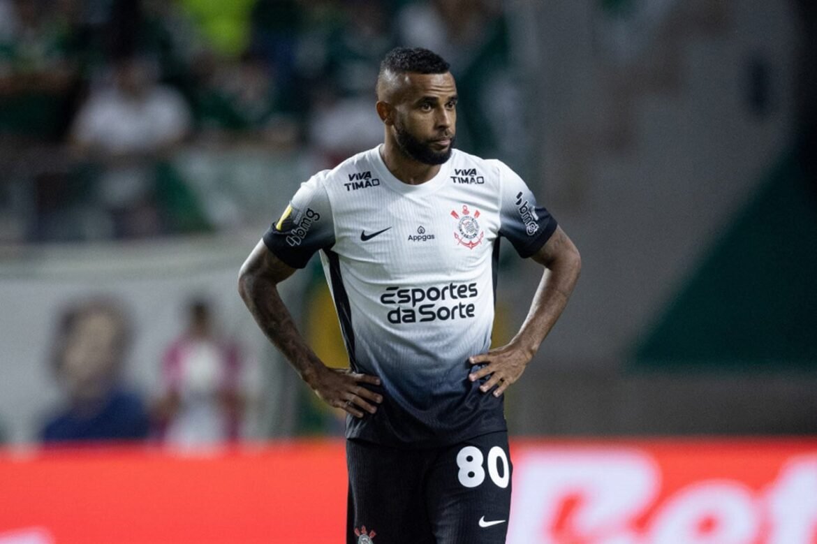 Alex Santana alcança cinco meses sem atuar e permanece fora dos planos do Corinthians.