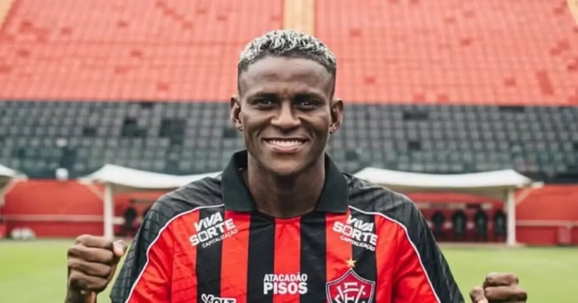 Anderson Pato faz sua estreia como atacante no Vitória