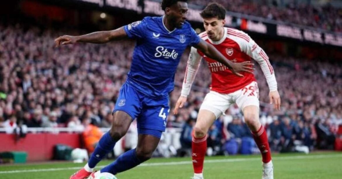 Arsenal conquista vitória sobre o Everton com gols no final da partida no Emirates Stadium