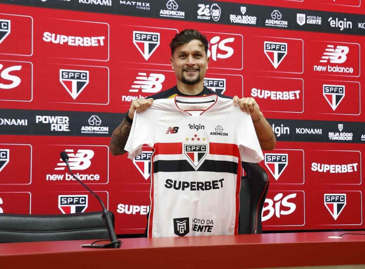 Artur é apresentado pelo São Paulo e compartilha conversa com Roger Machado