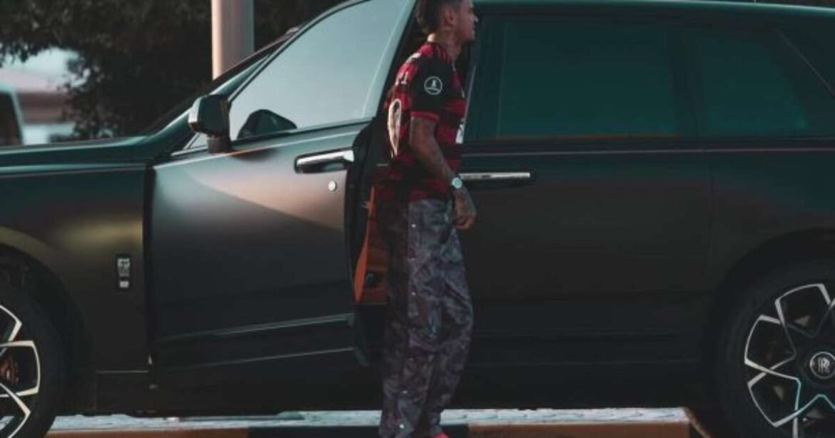 Atacante do Al Duhail compartilha carrossel com uniforme do Flamengo e provoca torcedores nas redes sociais