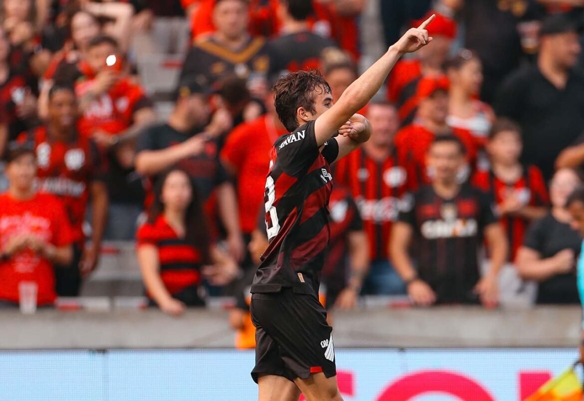 Athletico-PR derrota Coritiba e quebra sequência sem vitórias no Atletiba