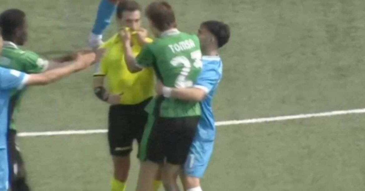 Atleta ataca árbitro durante partida contra o Napoli; clube reprova comportamento.