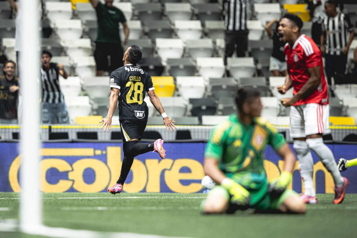 Atlético conquista vitória sobre o Inter e sai da zona de rebaixamento no Brasileirão