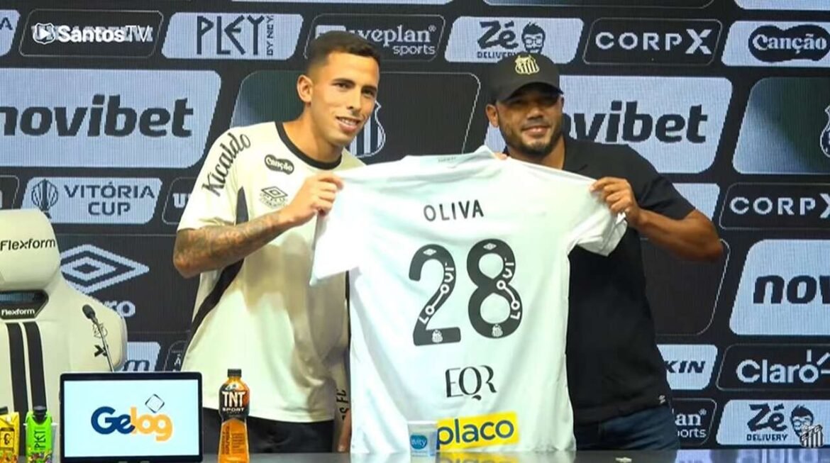Christian Oliva é apresentado pelo Santos e expressa sua satisfação em defender as cores do time.
