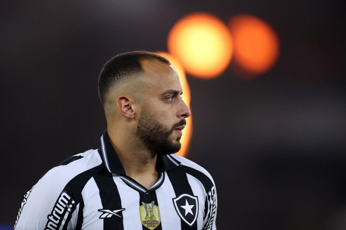 Corinthians demonstra interesse em Arthur Cabral, jogador do Botafogo