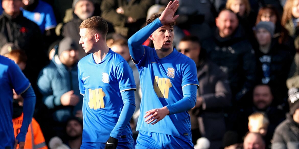 Davies deve dispensar jogador do Birmingham City que aparenta ser um grande fracasso, superando Koumas.