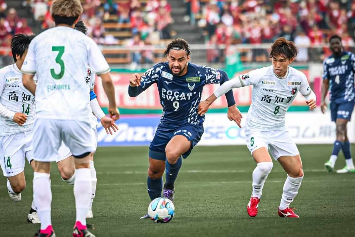 Ex-jogador do Athletico leva time à ponta do campeonato japonês