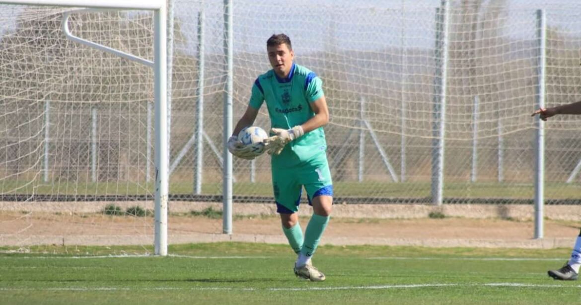 Goleiro enfrenta lesões em ambas as pernas durante a partida
