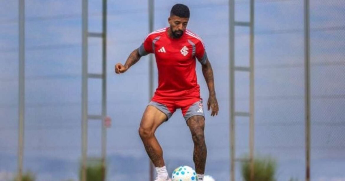 Internacional enfrenta pressão crescente após a saída de Paulinho, antes do confronto com o Santos