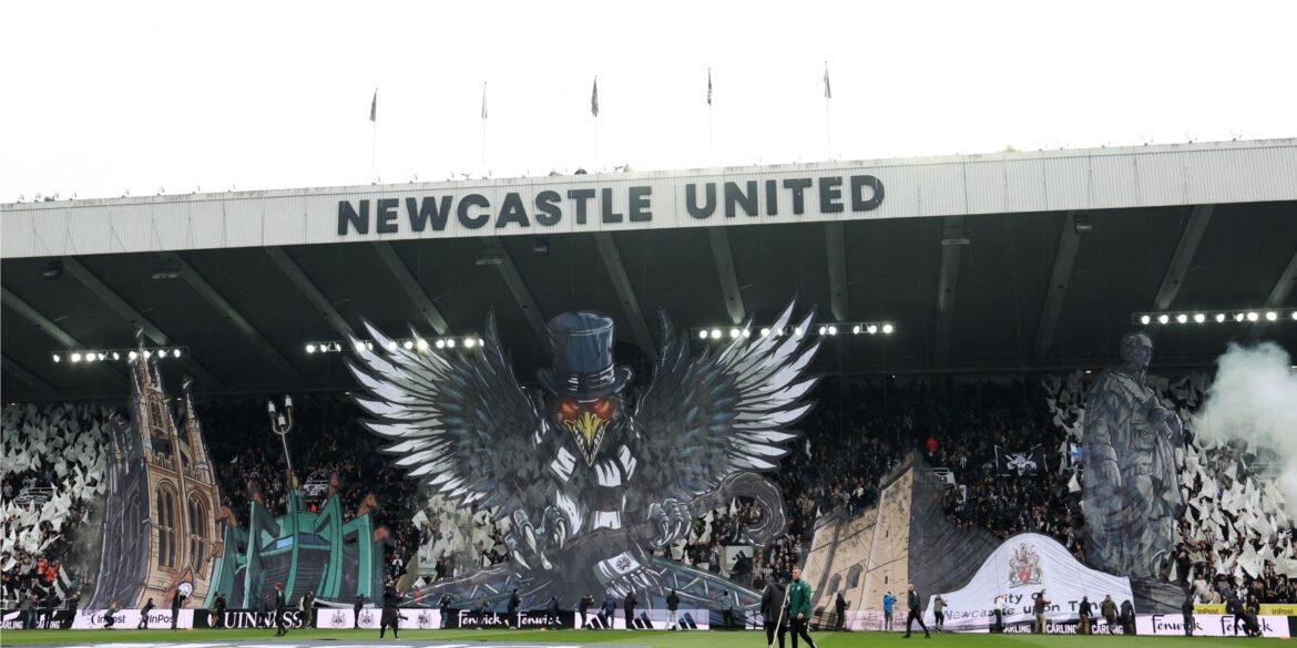 Jogador do Newcastle retorna a Tyneside após ser dispensado da seleção