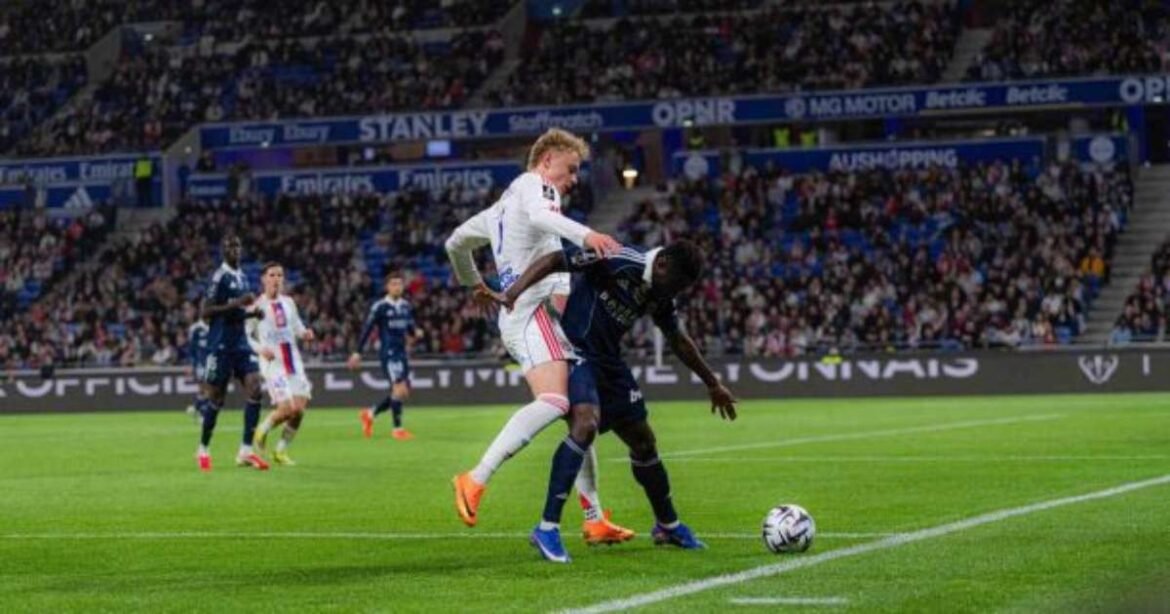 Lyon garante empate nos minutos finais contra o Paris FC
