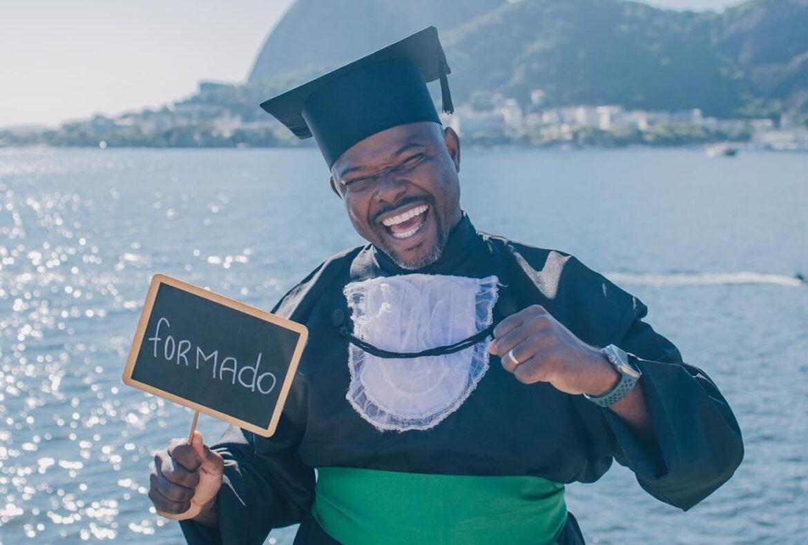 Marcão, auxiliar do Fluminense, conclui a faculdade: 'Nunca é tarde para aprender'