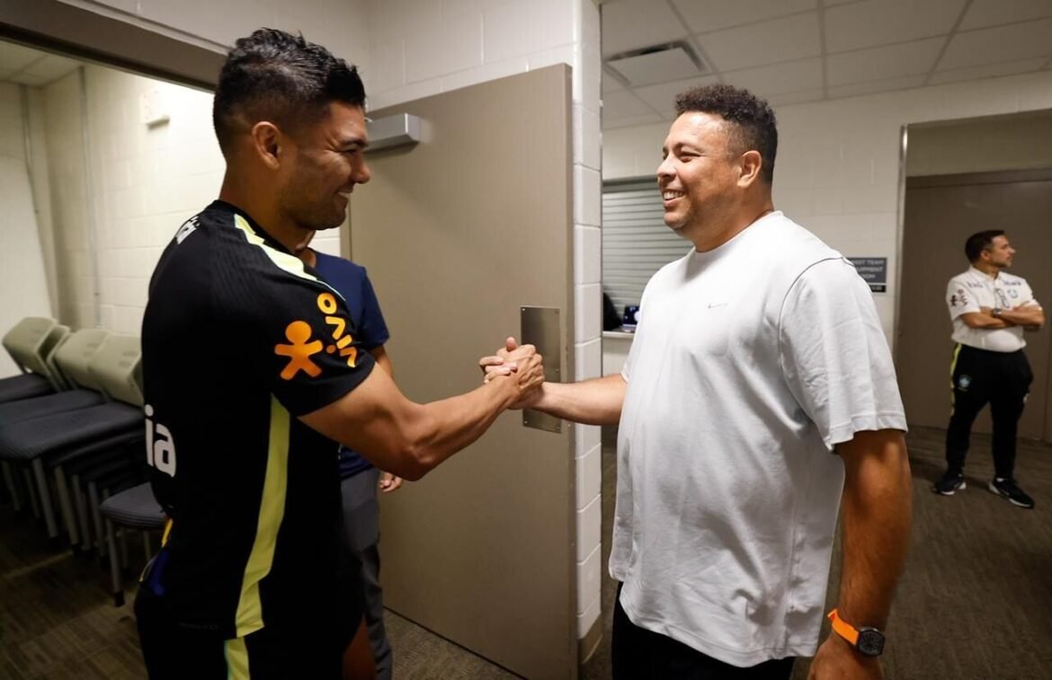 Ronaldo assiste ao treinamento da seleção antes do amistoso e acredita que Brasil é o grande favorito na Copa.