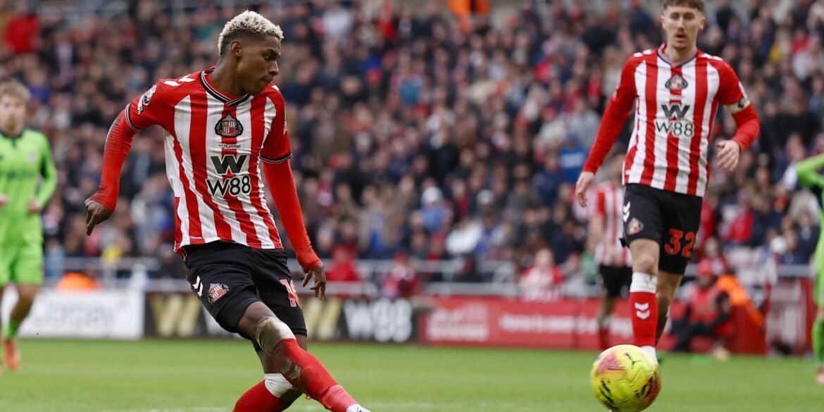 Sunderland deve se arrepender de ter vendido seu herói que agora supera Angulo