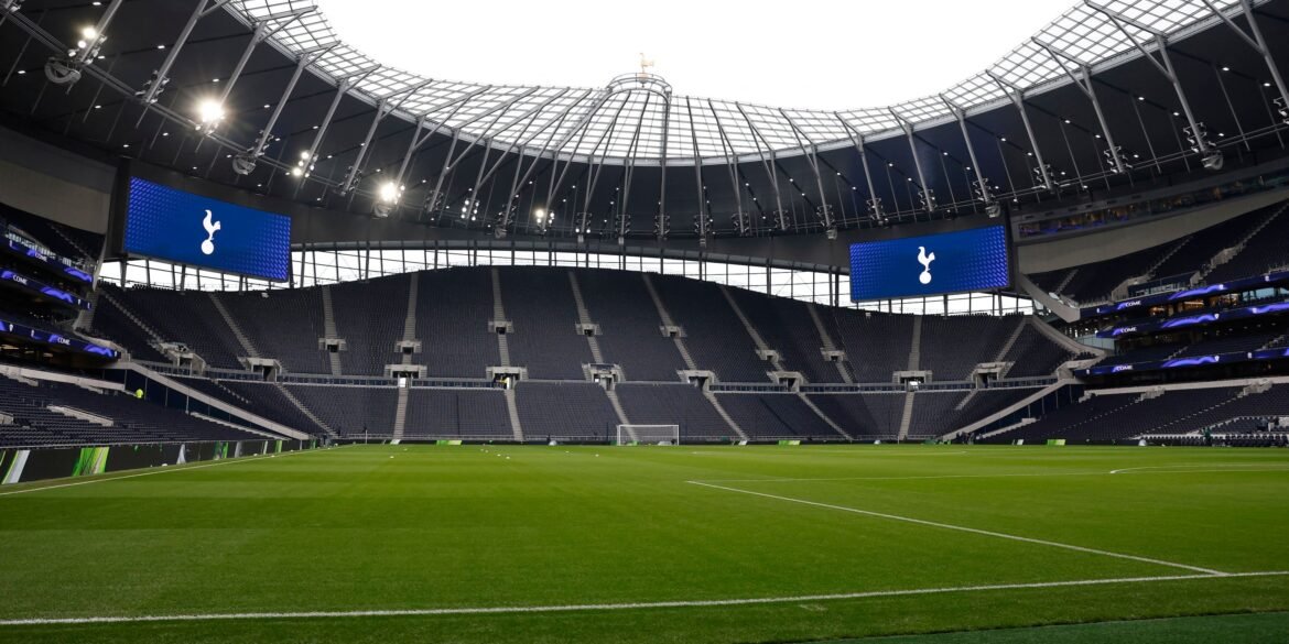 Tottenham avalia demissões de Lange e Venkatesham para contratar Dougie Freedman