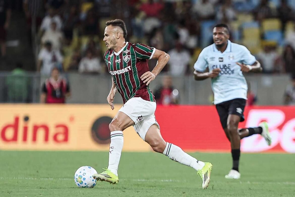 Treinador do Fluminense revela o jogador que ocupa a posição de titular na lateral esquerda