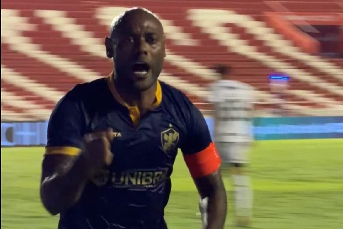 Vágner Love se despede do futebol marcando um gol emocionante nos instantes finais da partida.