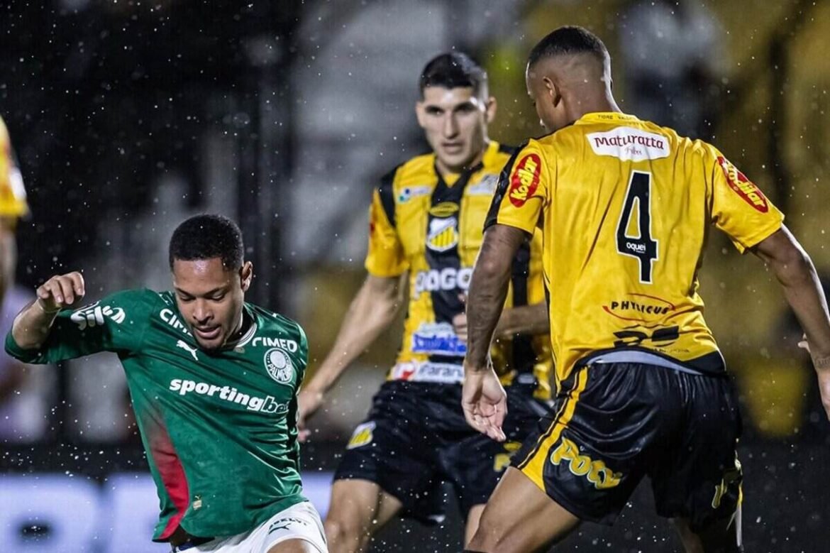 Vitor Roque celebra conquista de seu primeiro título com o Palmeiras