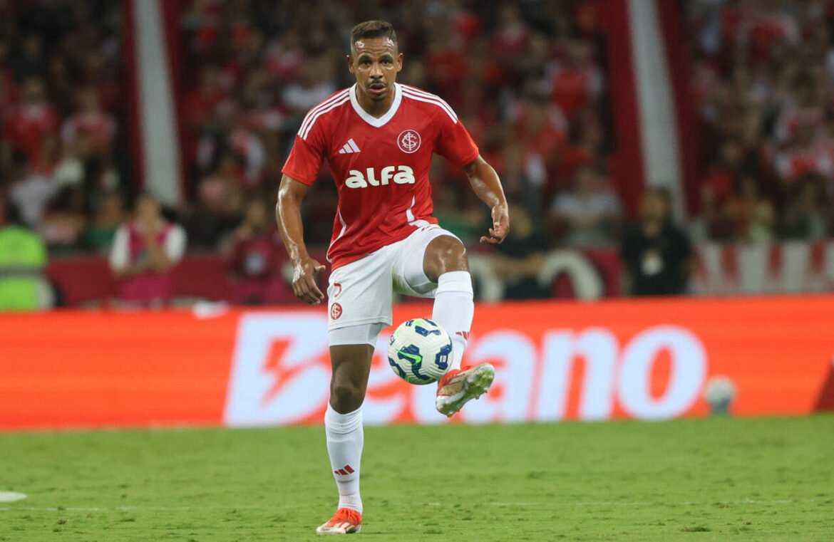 Fernando, ex-jogador do Internacional e Manchester City, anuncia sua aposentadoria