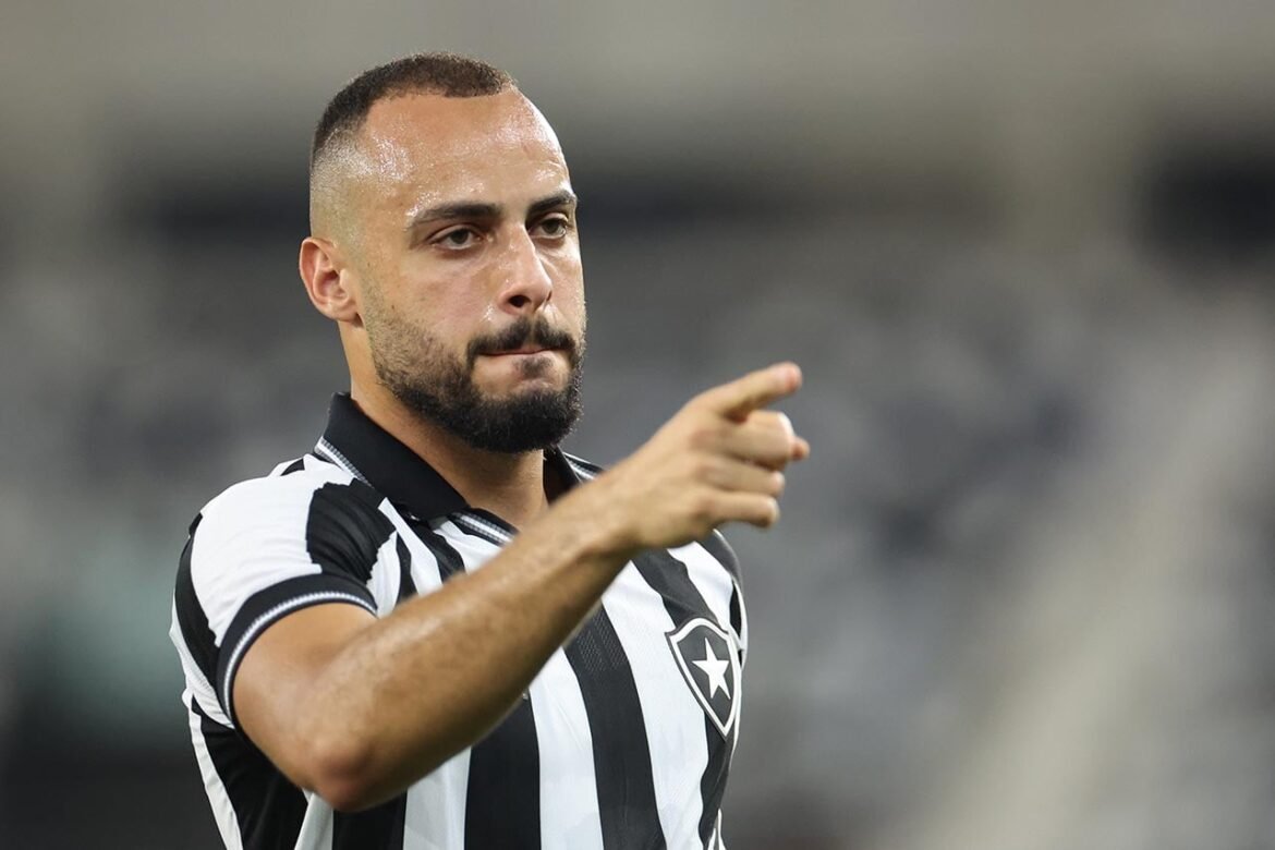 Arthur Cabral retoma confiança no Botafogo e brilha como artilheiro