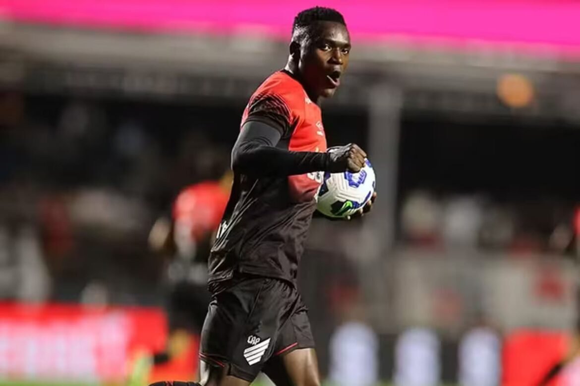 Athletico rejeita proposta significativa por Viveiros; Flamengo e Corinthians interessados