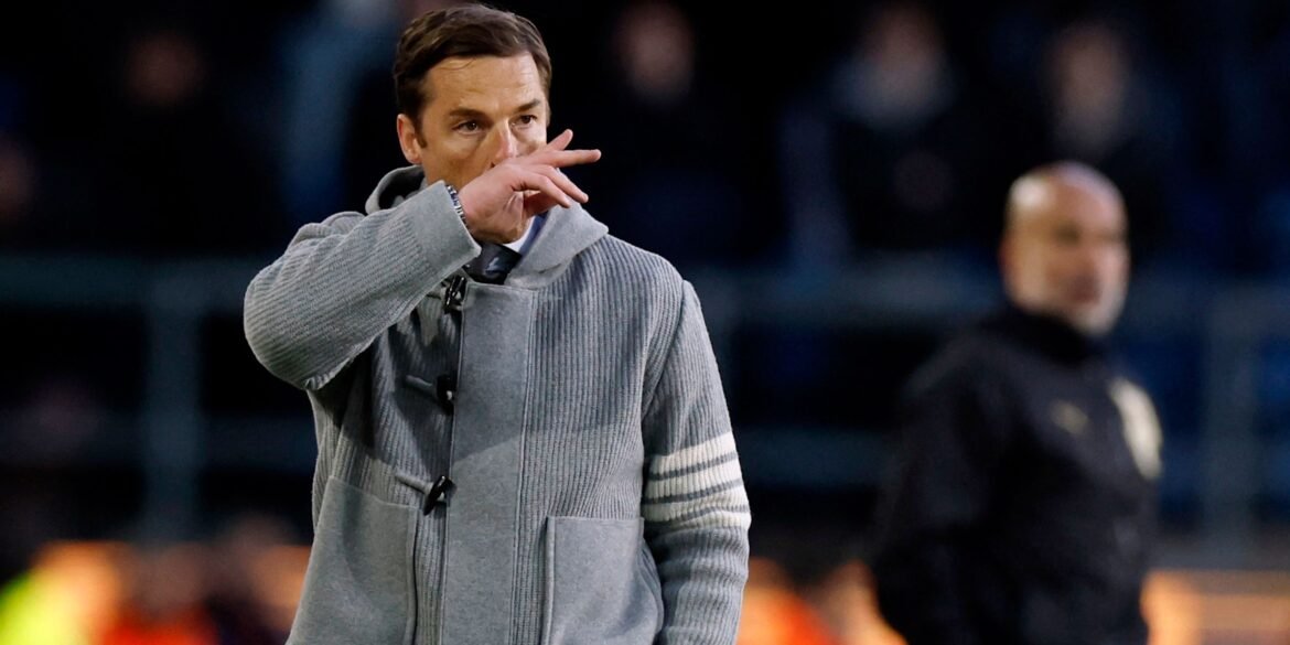 Burnley considera "incrível" treinador ofensivo que aceitaria se juntar ao clube na Turf Moor