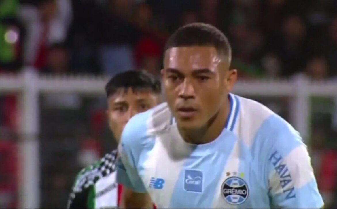 Carlos Vinícius falha em três cobranças de pênalti em Palestino x Grêmio
