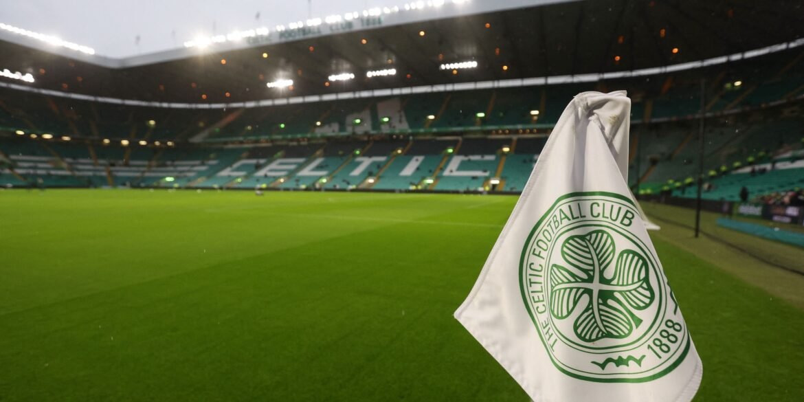 Celtic avalia ex-treinador demitido que está no Reino Unido neste fim de semana