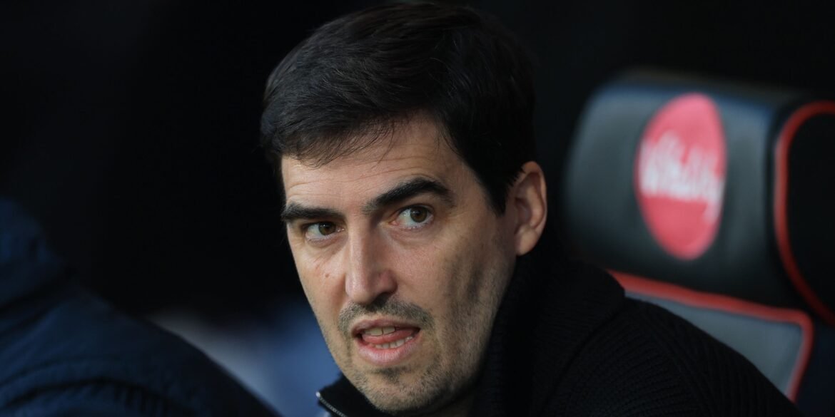 Chelsea avalia surpreendente contratação de "incrível" treinador da Premier League em vez de Iraola