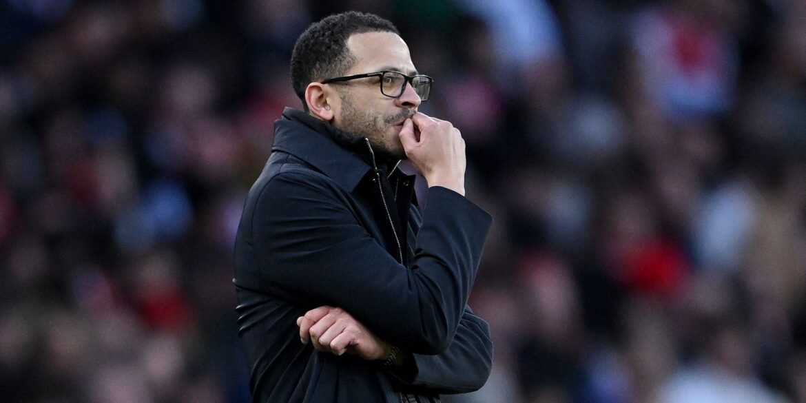 Chelsea busca treinador alternativo para substituir Rosenior, mas ele aguarda proposta do Liverpool.