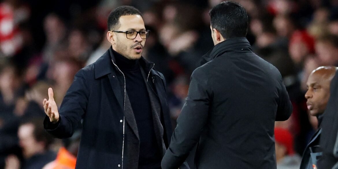 Chelsea considera ex-treinador do Bayern de Munique como substituto ideal de Rosenior após negociações realizadas.