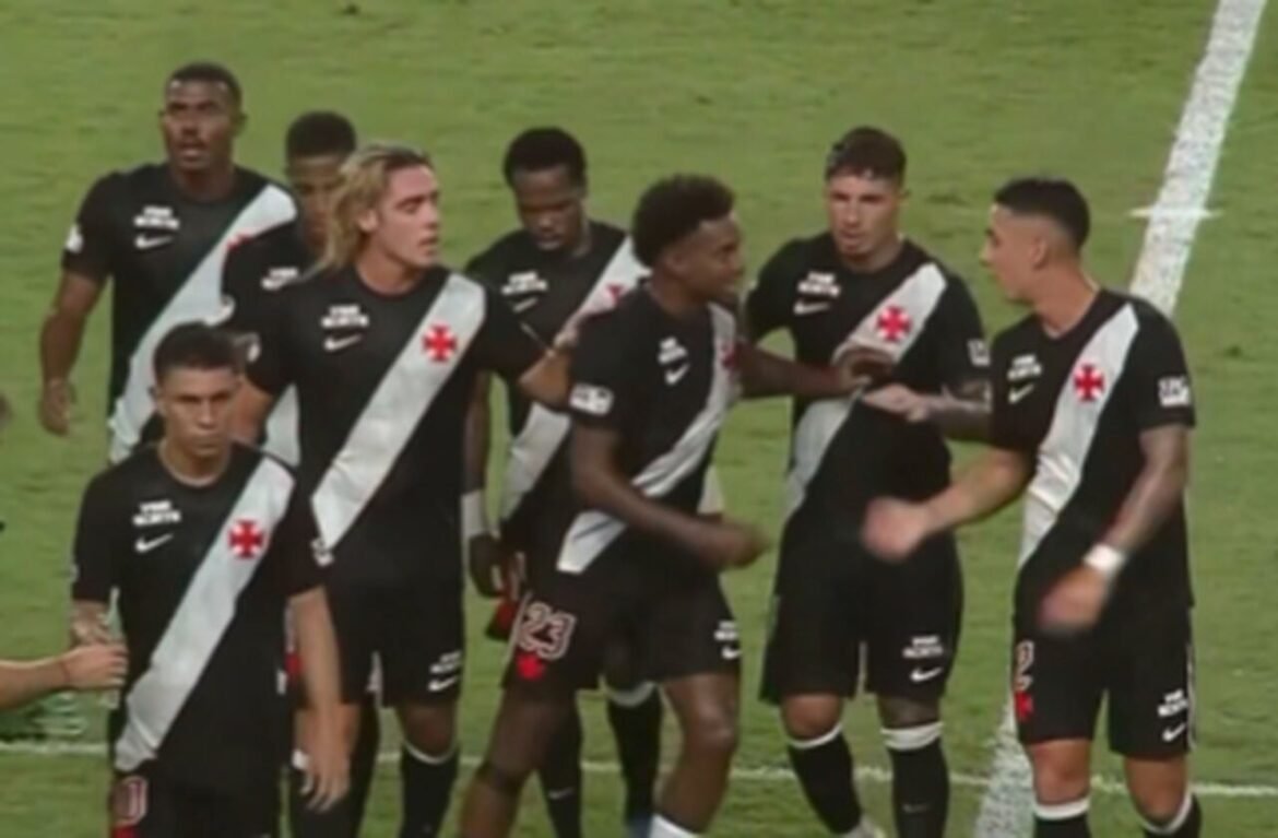 Conflito entre Thiago Mendes e Puma durante o jogo Paysandu e Vasco