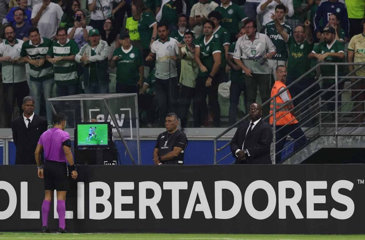 Conmebol libera gravação do VAR sobre pênalti marcado para o Palmeiras na Libertadores