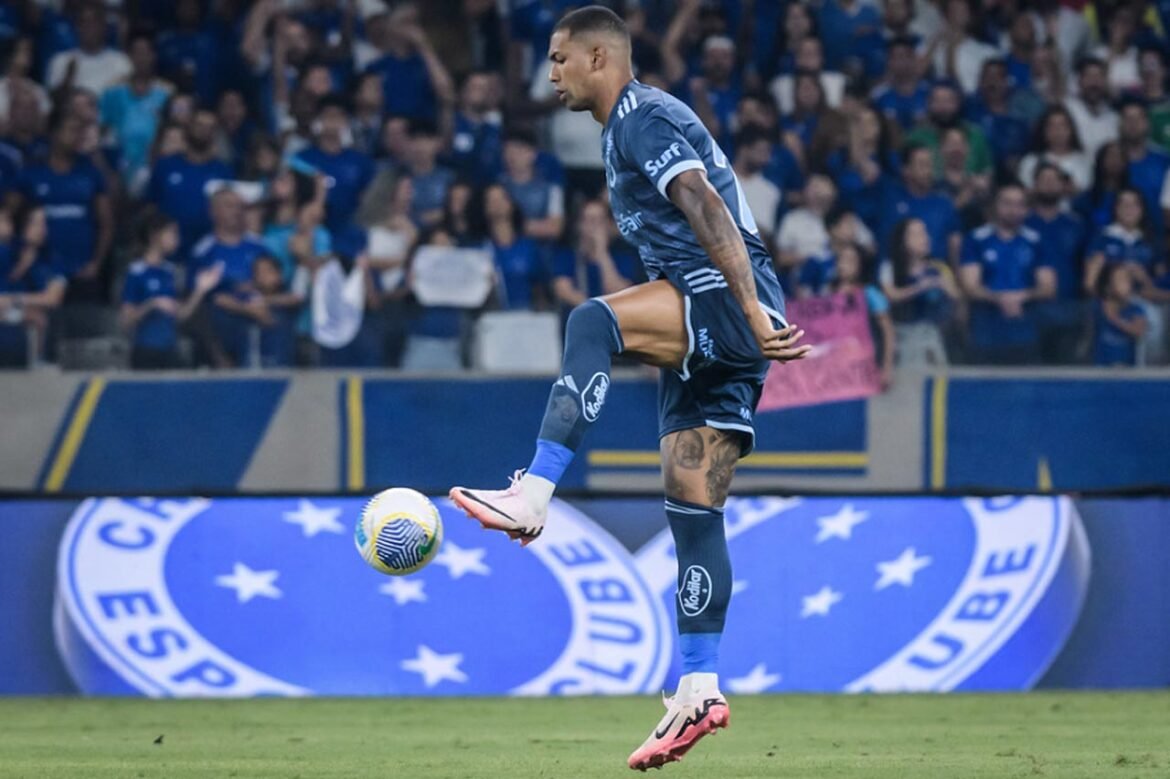 Cruzeiro dispensa Walace e exclui volante da estreia na Libertadores