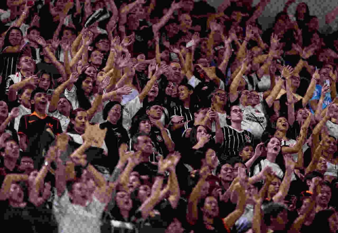 Descubra como a tecnologia auxiliou na localização de foragidos durante a partida do Corinthians.