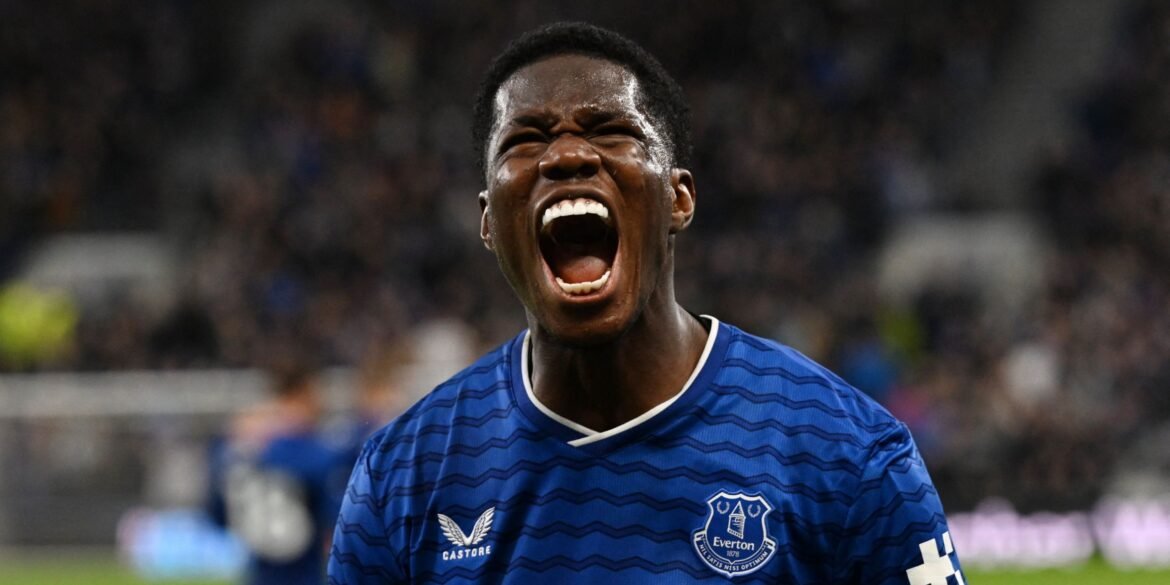 Dirigentes do Everton viajam para avaliar pessoalmente a contratação do artilheiro Barry, que marcou 26 gols.
