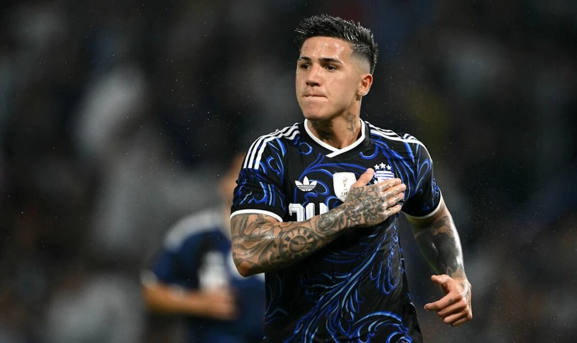 Enzo Fernández enfrenta críticas e gera clima tenso no vestiário do Chelsea